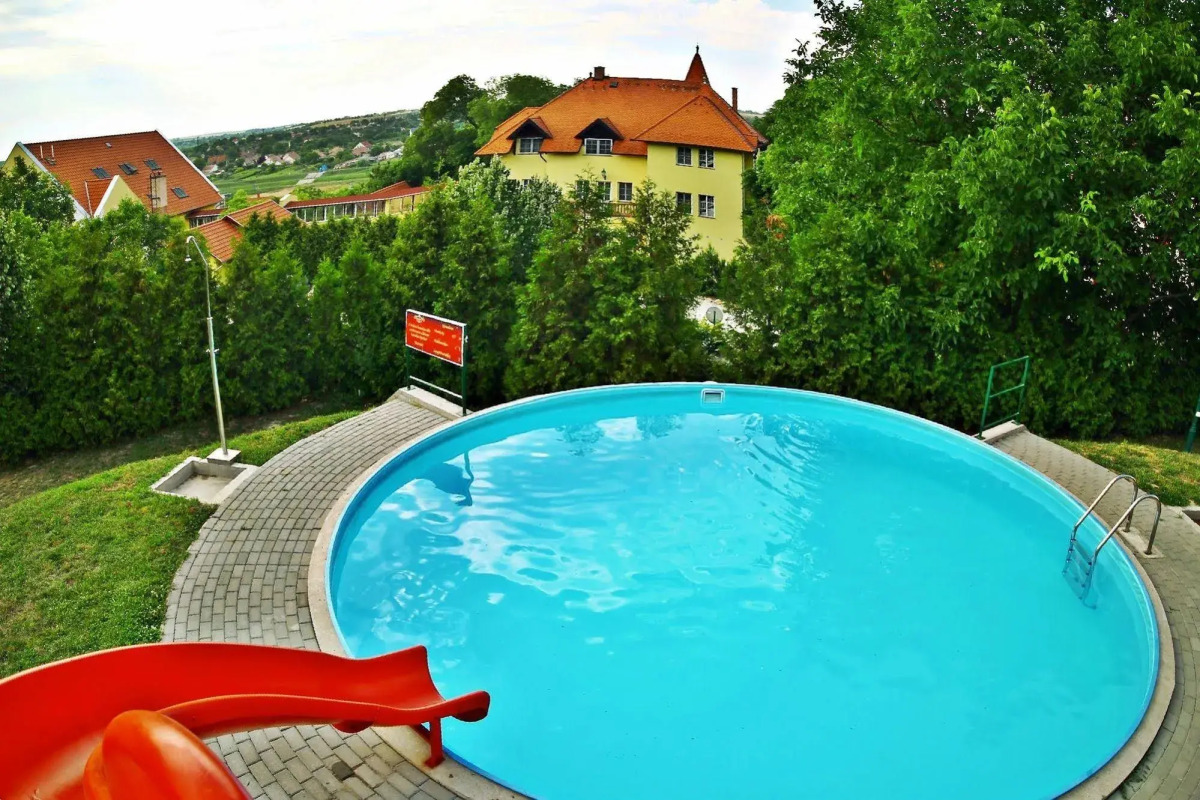 Fried Castle Hotel and Restaurant