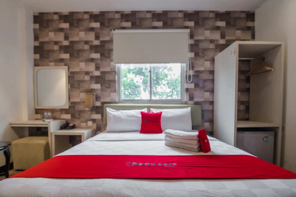 RedDoorz Plus near Mangga Besar Station 2