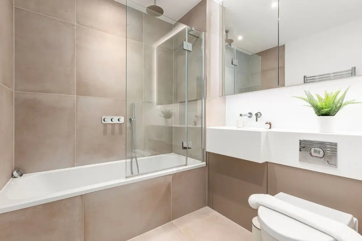 Luminous 2 Bed Balcony Flat in Islington