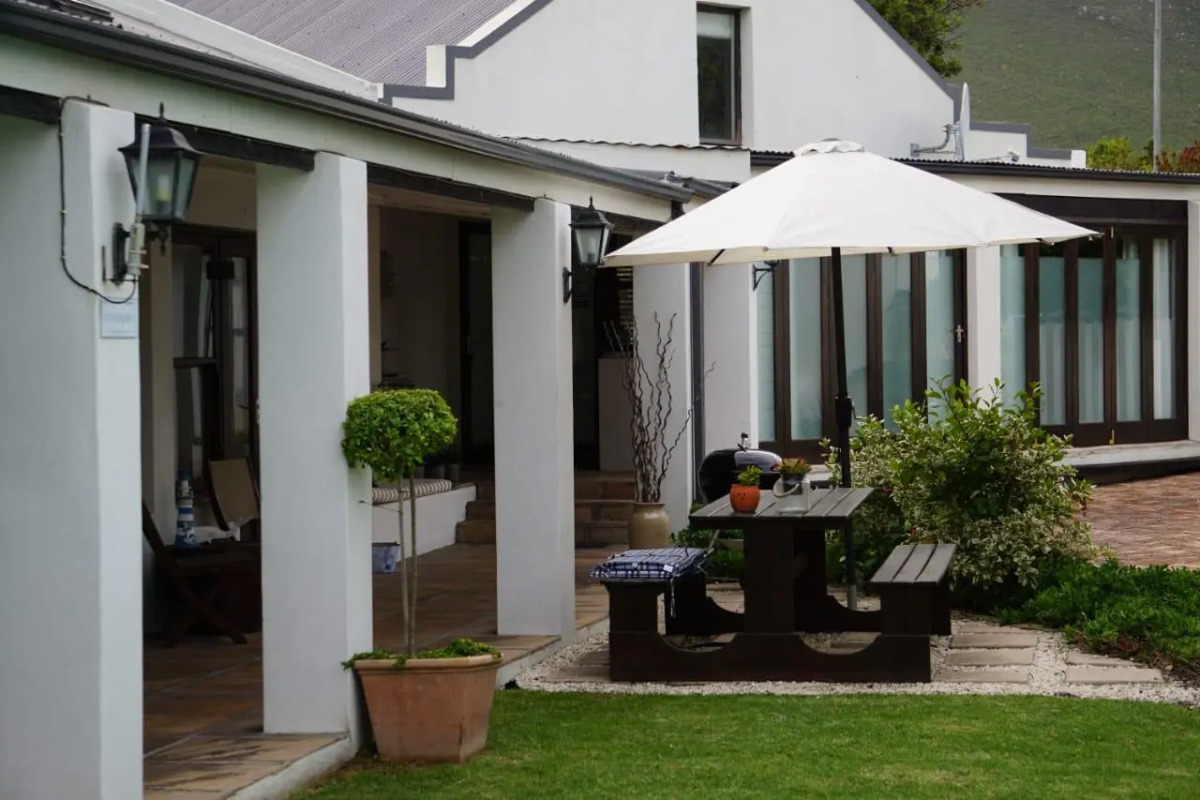 Sixteen Guest House on Main