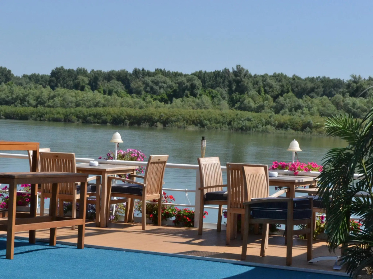 Compass River City Boatel