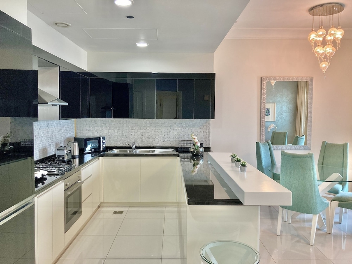 SuperHost - High-rise Chic Apt With Incredible Skyline Views