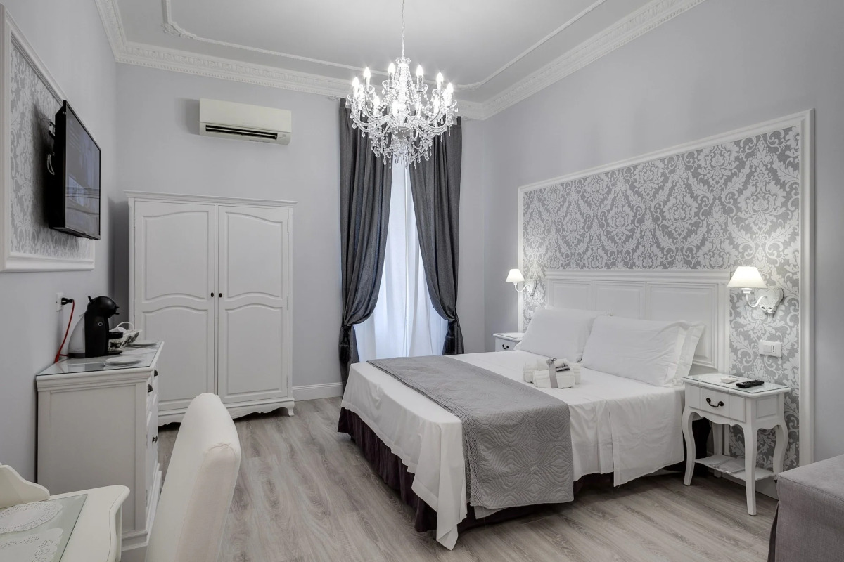 Charme & Chic Luxury