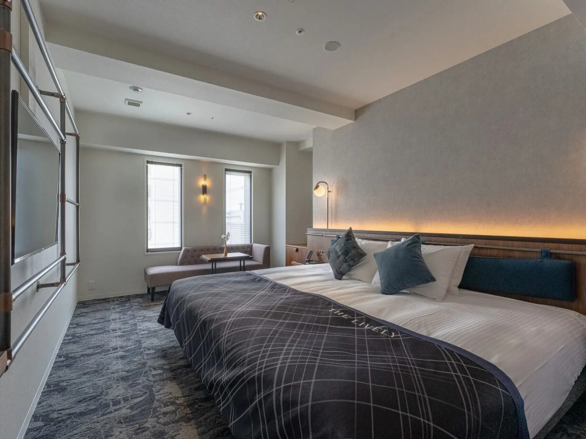 The Lively Osaka Honmachi