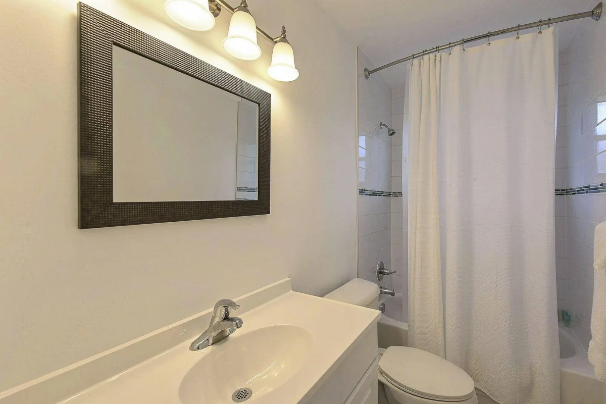 Sea Beach Plaza - Near Jungle Queen Riverboat