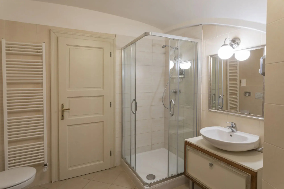 Three Golden Crowns Apartments