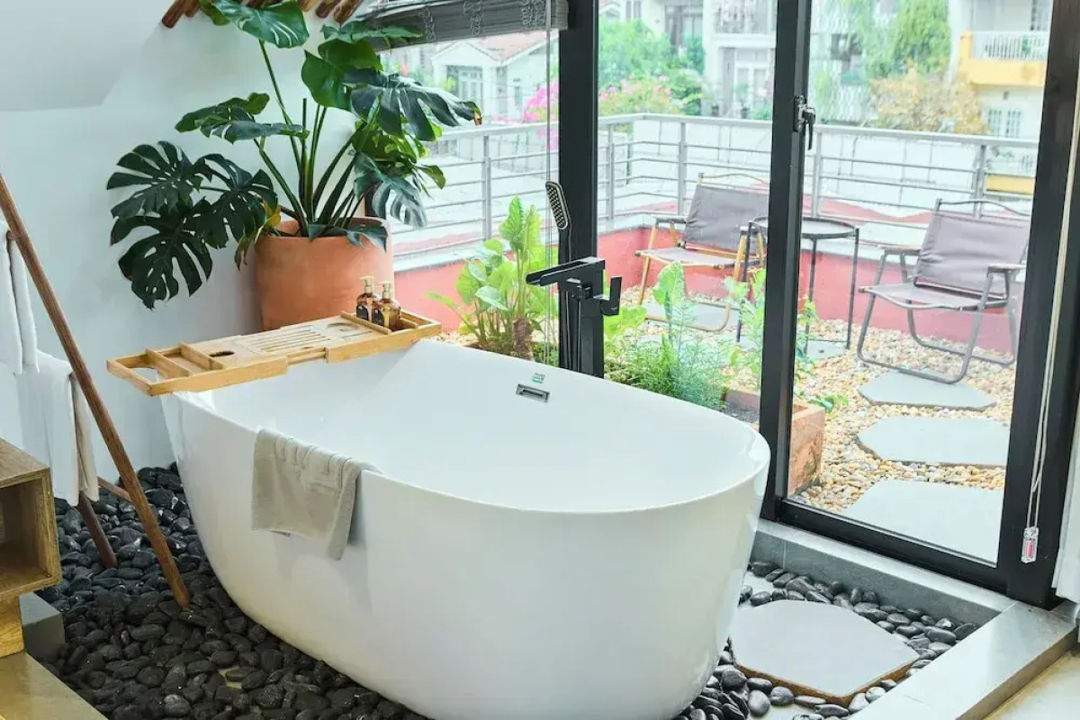 Kin Wander Tan Phong, The Moonage