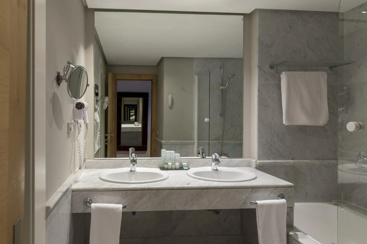 Отель Las Palmeras Affiliated by FERGUS 