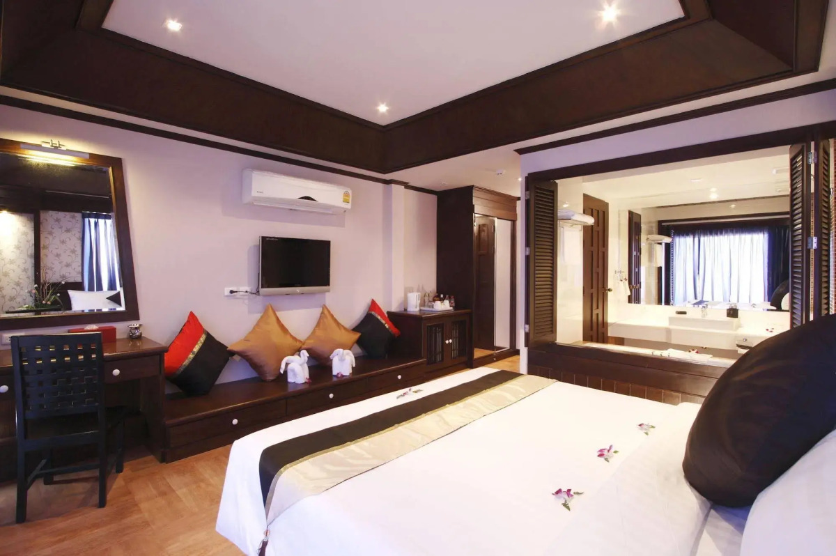 Отель Rayaburi Hotel Patong