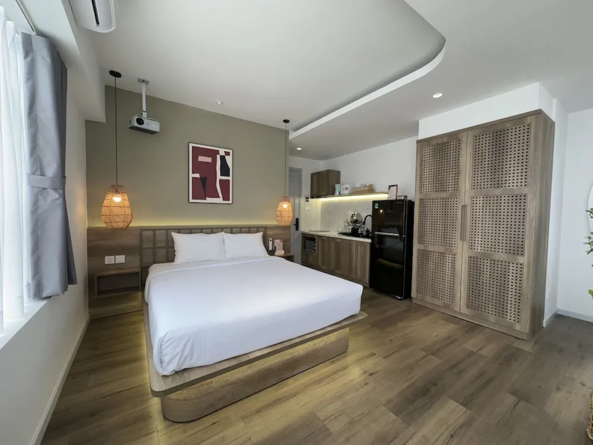 Kin Wander Tan Phong, The Moonage