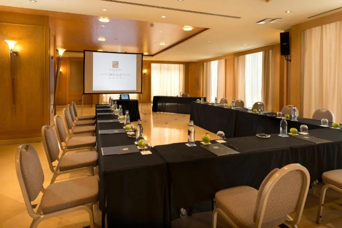 Отель Sevilla Center