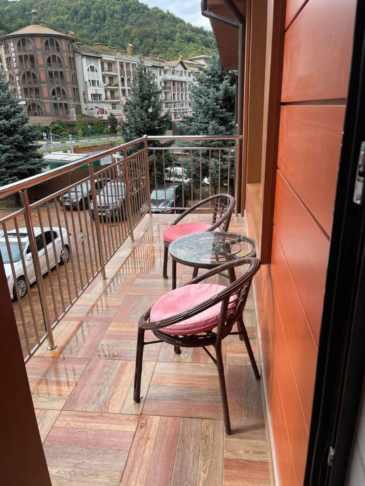 Апартаменты в отеле Red wood