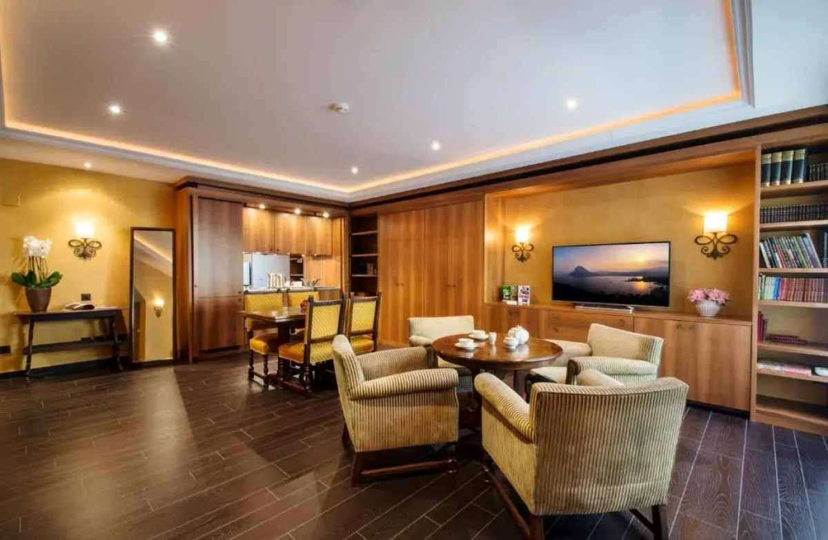 International au Lac Historic Lakeside Hotel