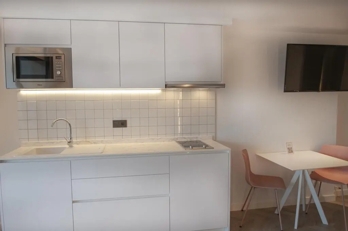 Belroy Hotel and Apartments