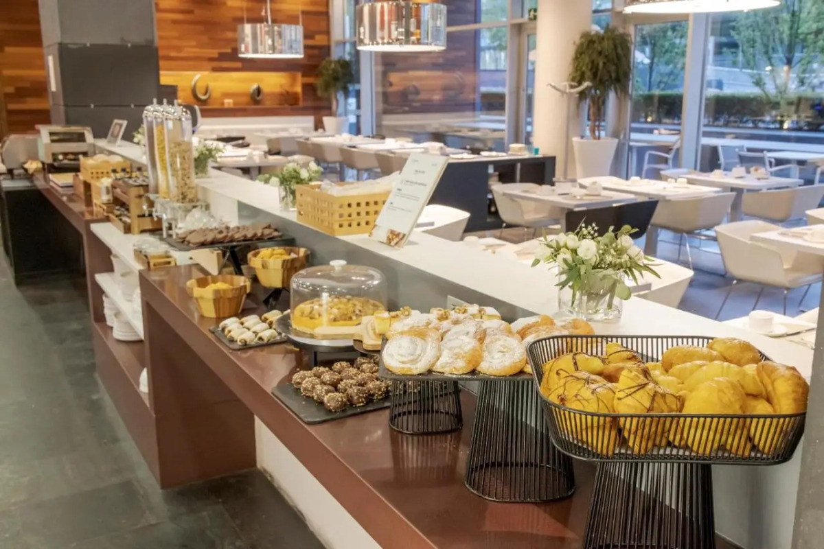 Отель ILUNION Atrium