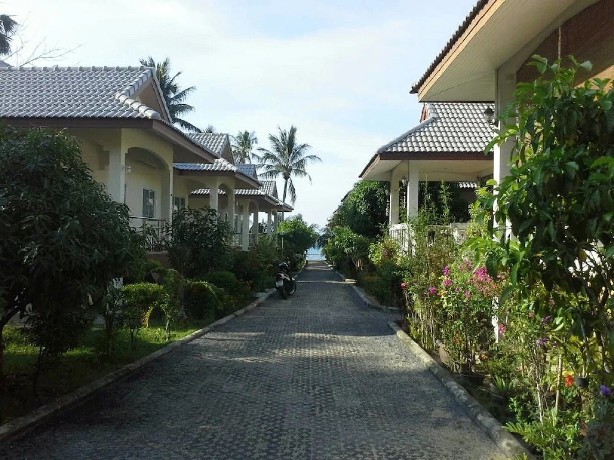 Krisada Beach Resort