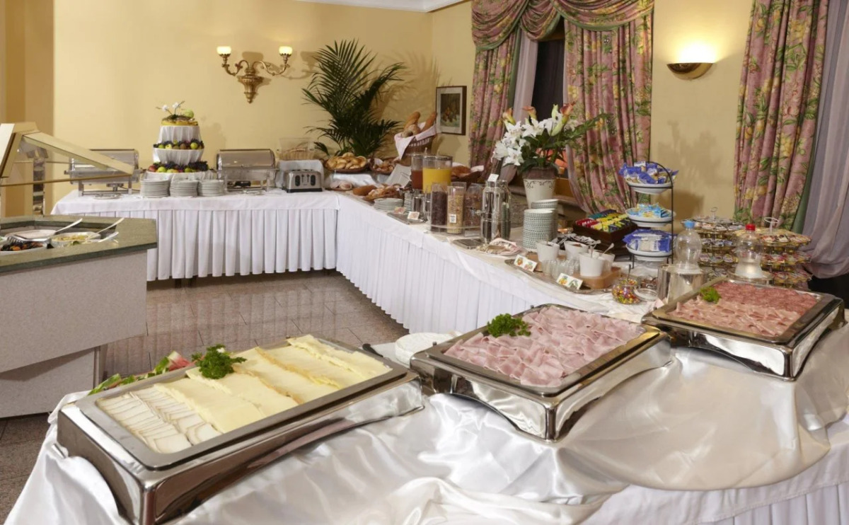 International au Lac Historic Lakeside Hotel