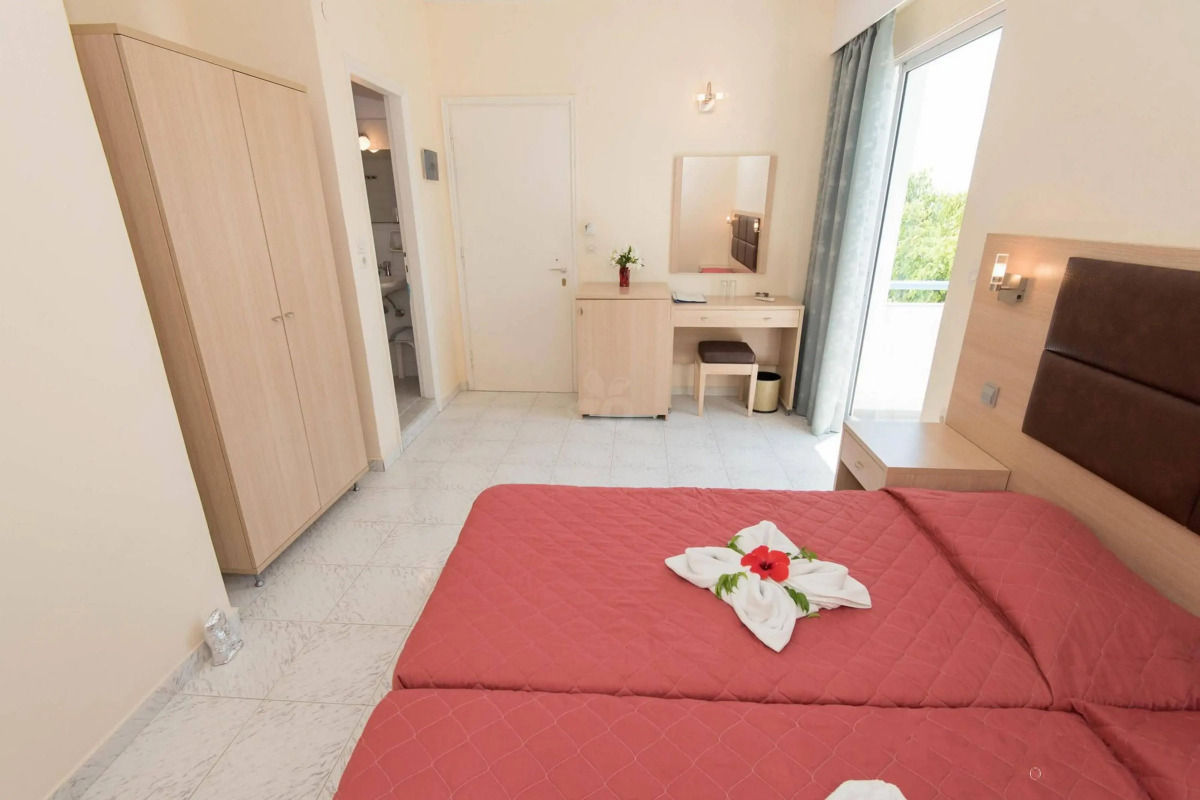 Leonidas Hotel and Studios