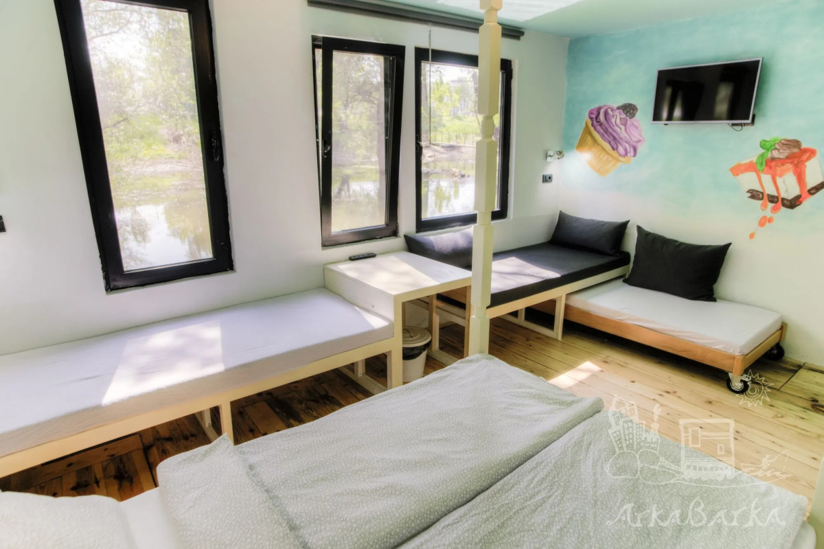 ArkaBarka Floating Hostel and Apartments
