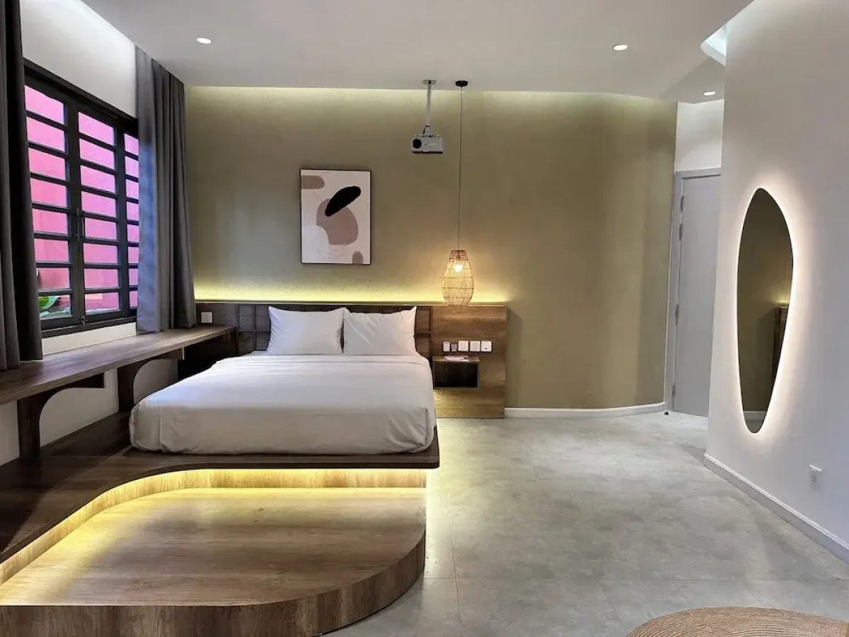 Kin Wander Tan Phong, The Moonage