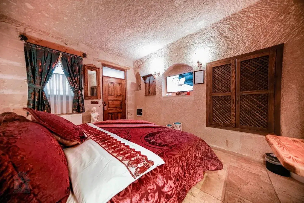 Zeus Cave Suites
