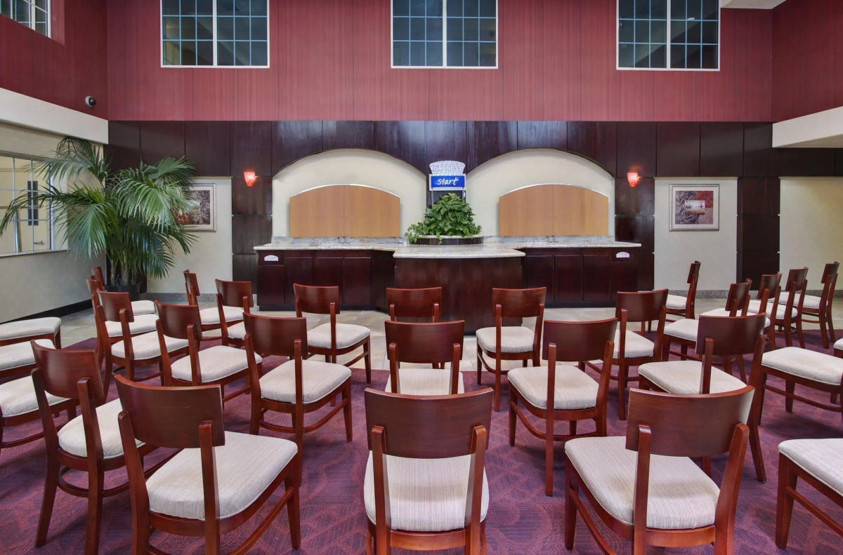 Holiday Inn Express & Suites Hollywood Walk Of Fame