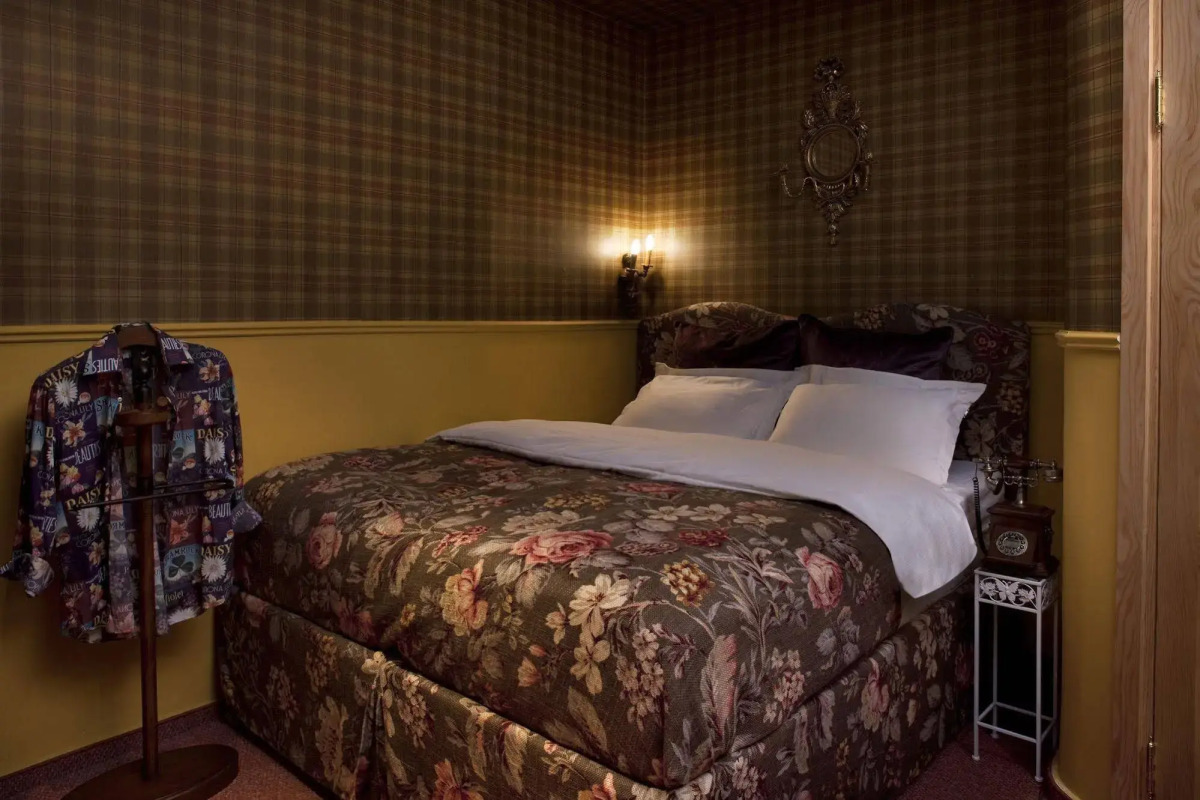 The Elliot - Adults only