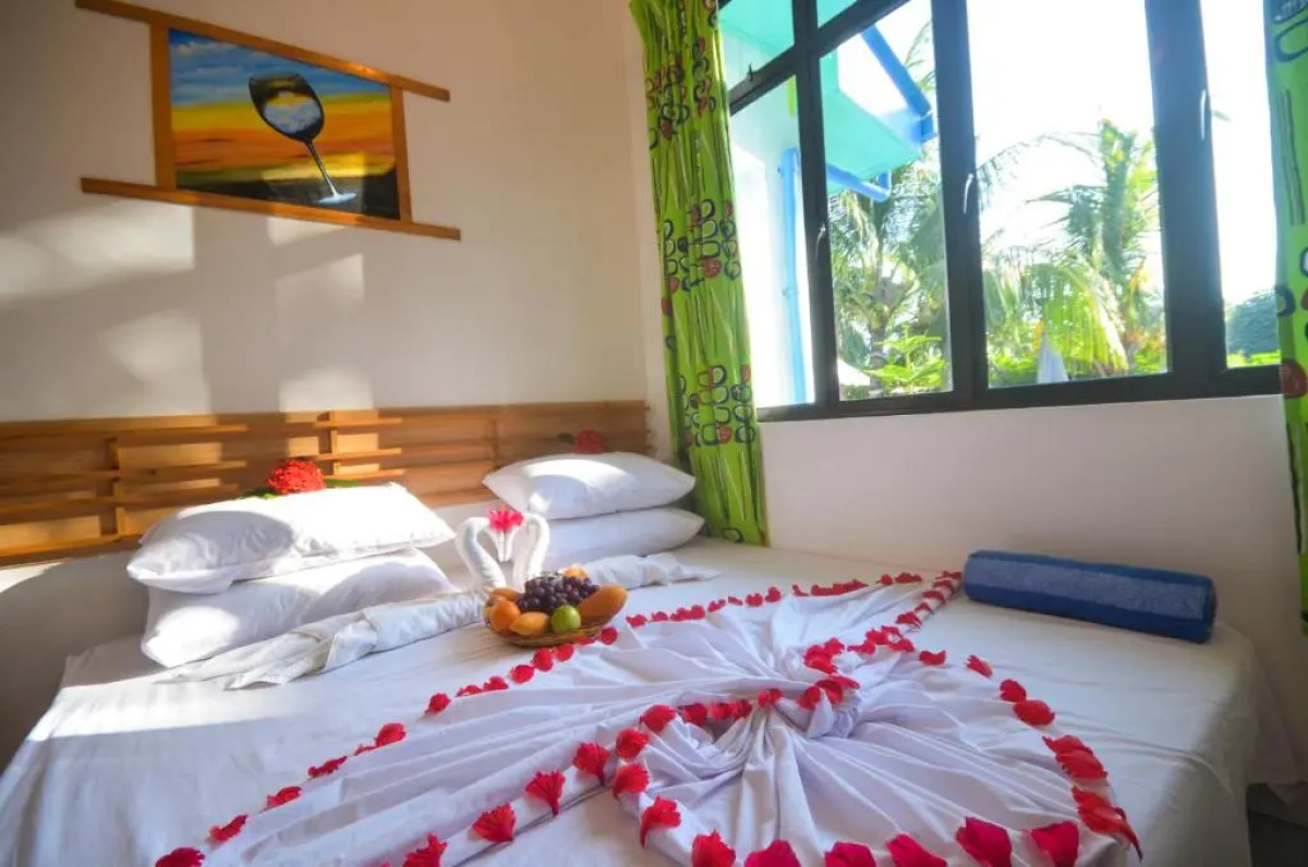 Blue Water Thoddoo Inn