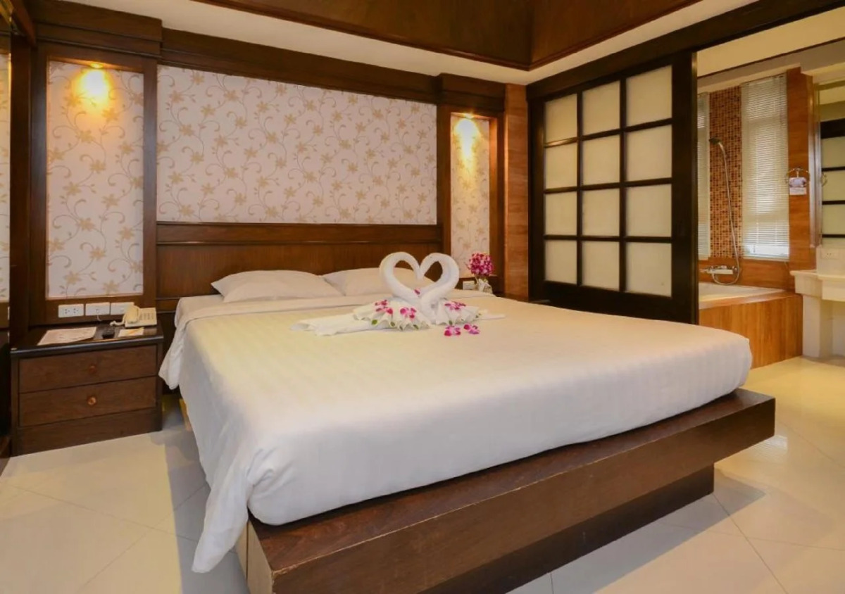 Отель Rayaburi Hotel Patong