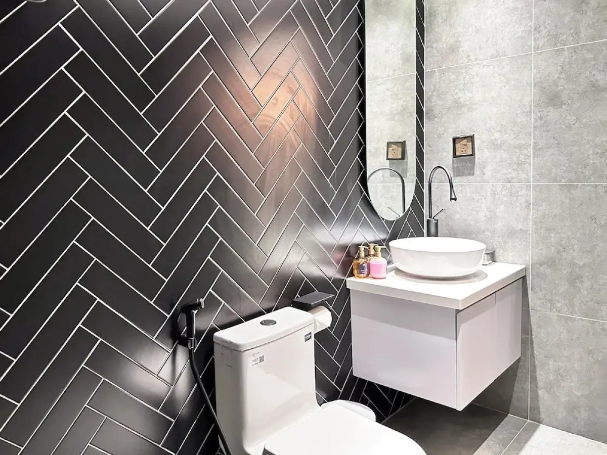 Kin Wander Tan Phong, The Moonage