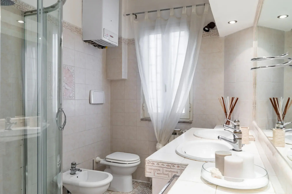 A World Aparts - Frattina Royal