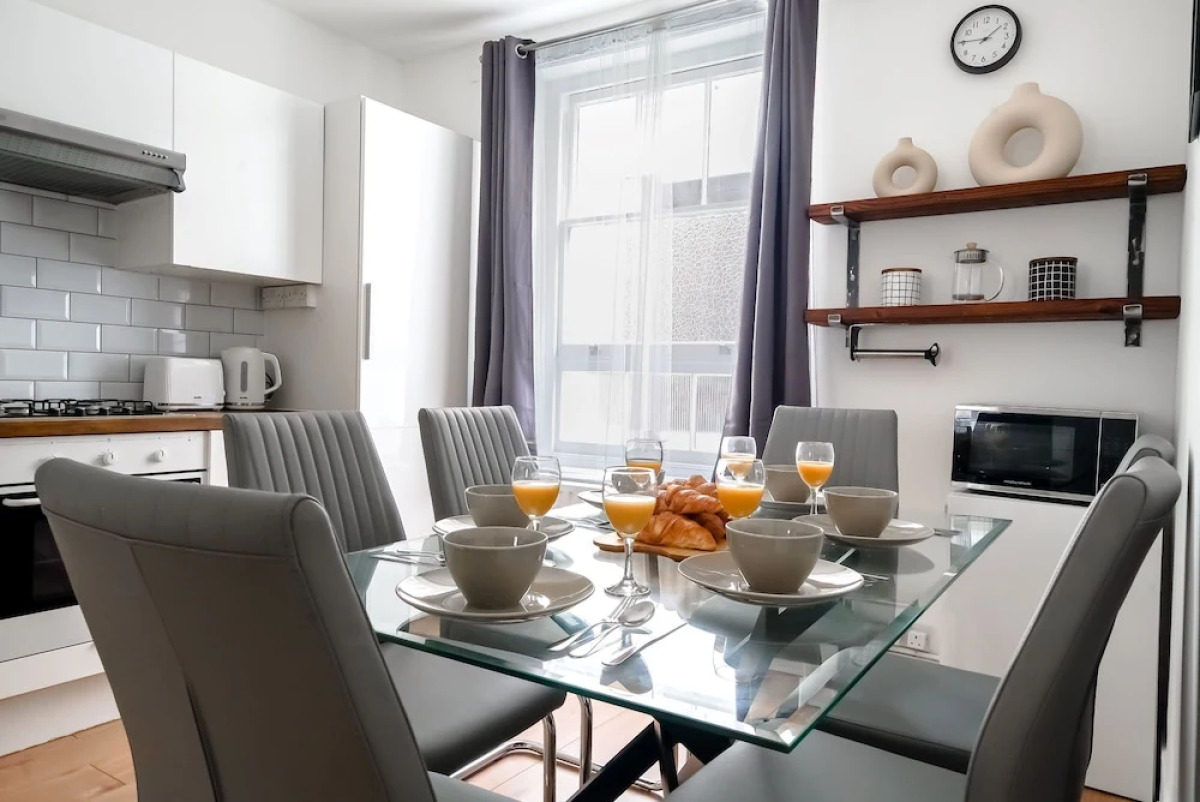 Liverpool Street 2BR City Apartment