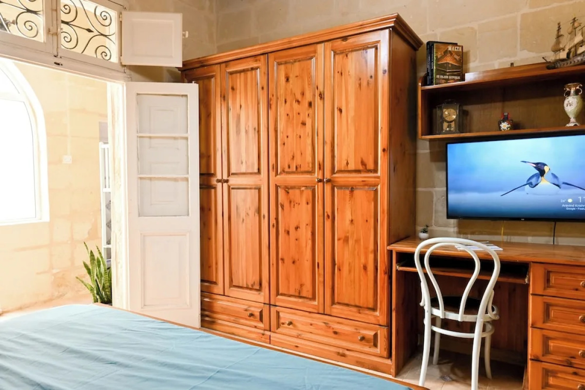 A Cosy Nest Overlooking The Sea