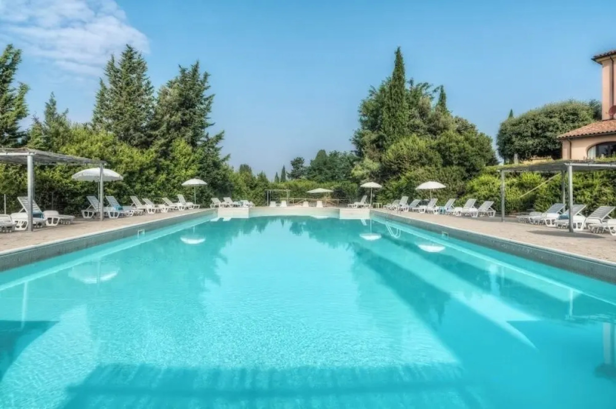 Resort with pool in Riparbella