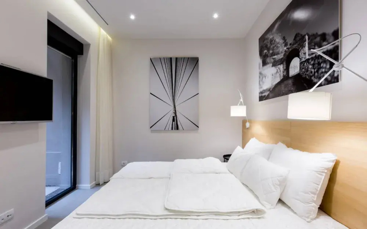 Teanna Lux Apartments