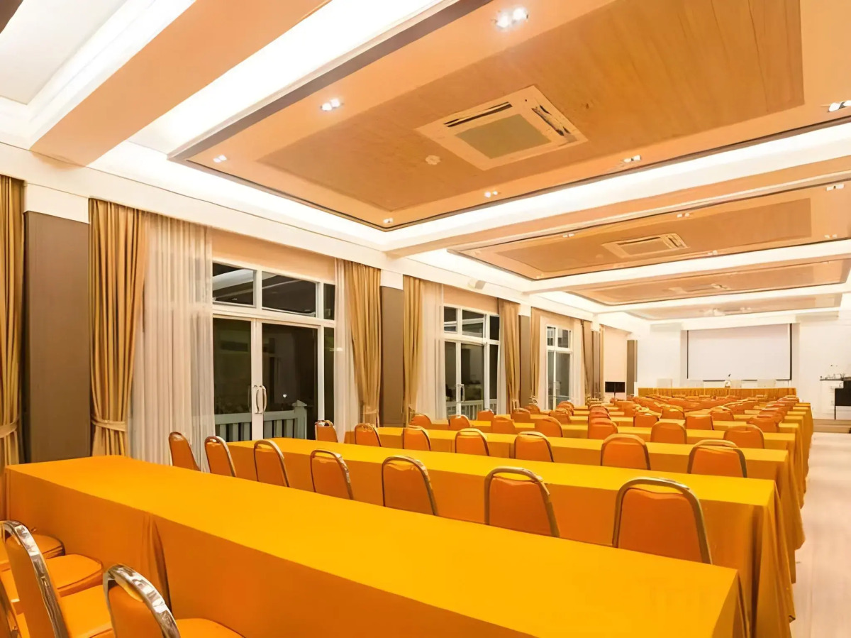 Swan Lake Hotel Sattahip