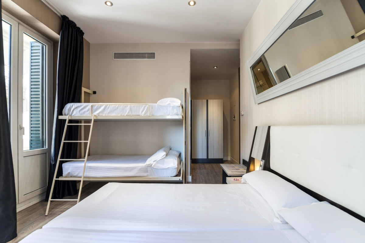 Отель Petit Palace Triball