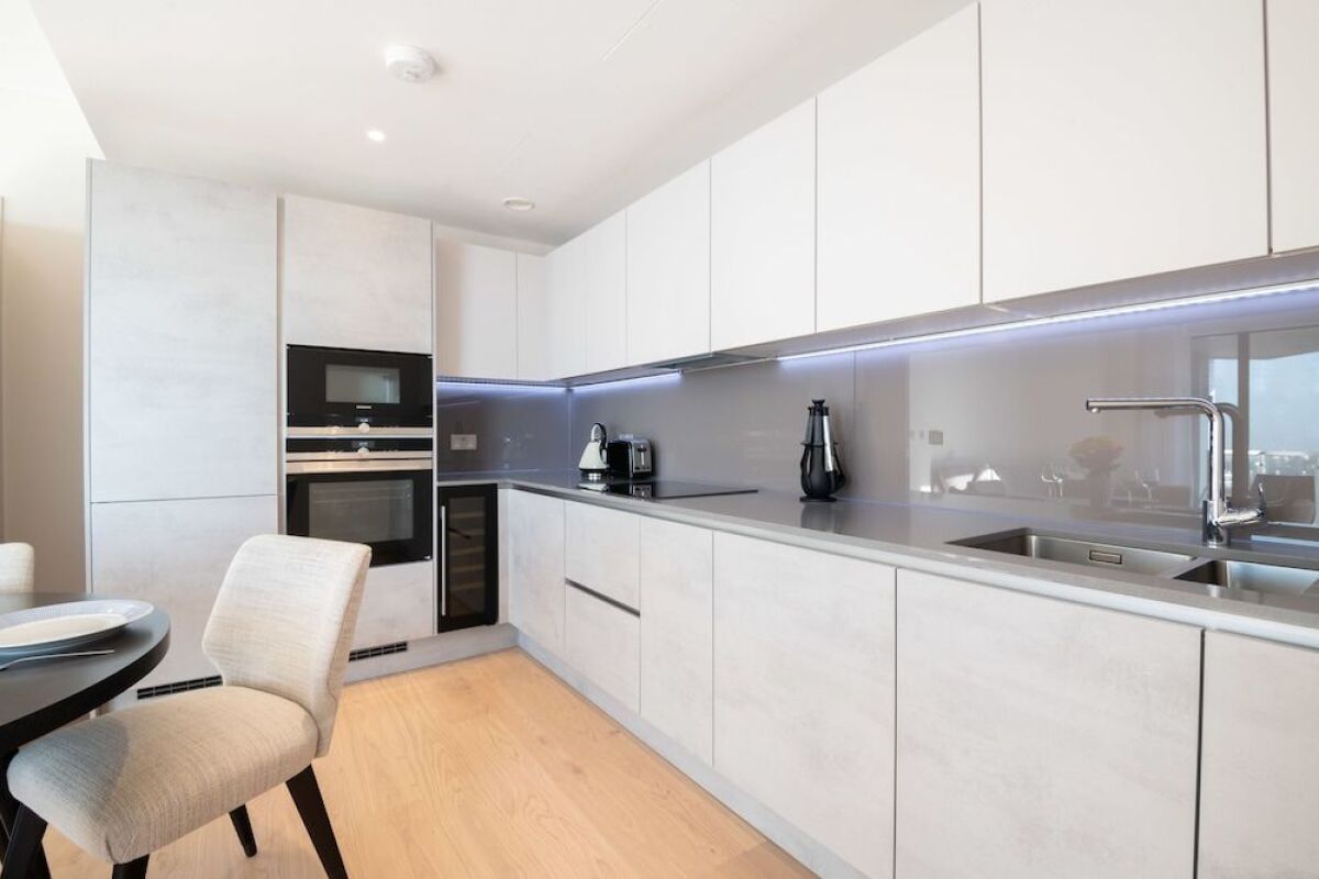 Modern Family Home close to Victoria Station