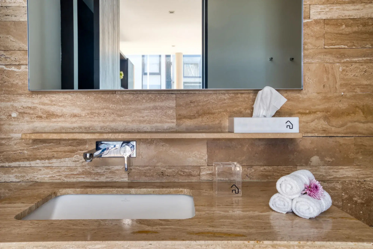 AR 218 Hotel by ULIV