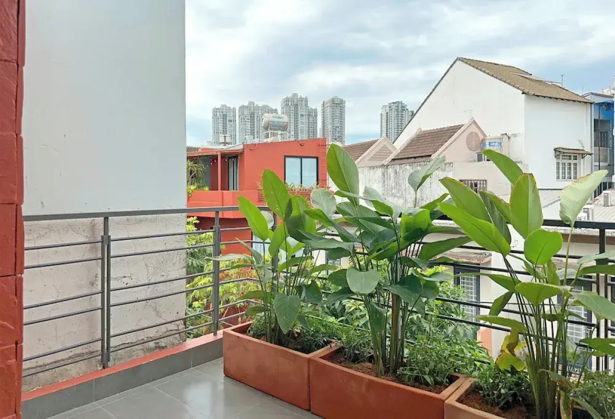 Kin Wander Tan Phong, The Moonage