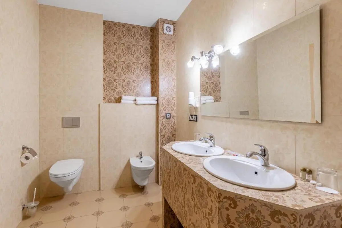 Отель Ambassador Plaza