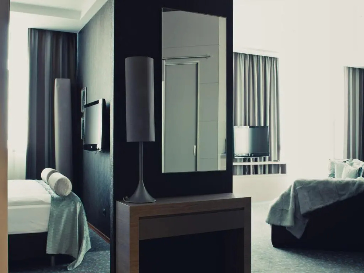 Отель Chirag Plaza Hotel & Business Center