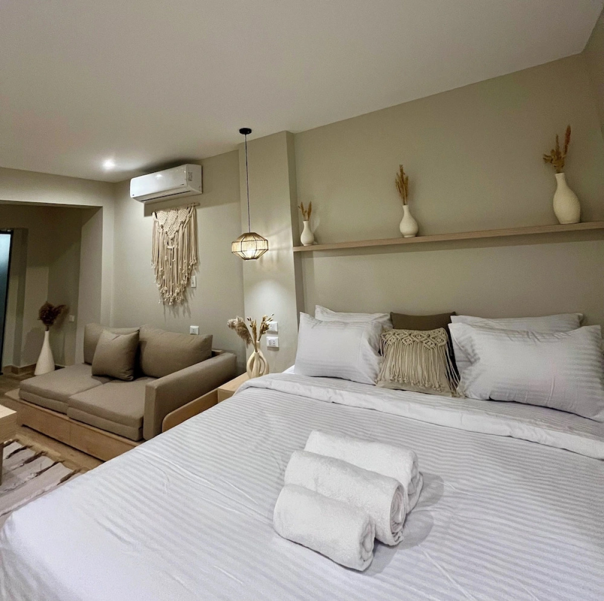 The Gate Hotel Front Pyramids & Sphinx View