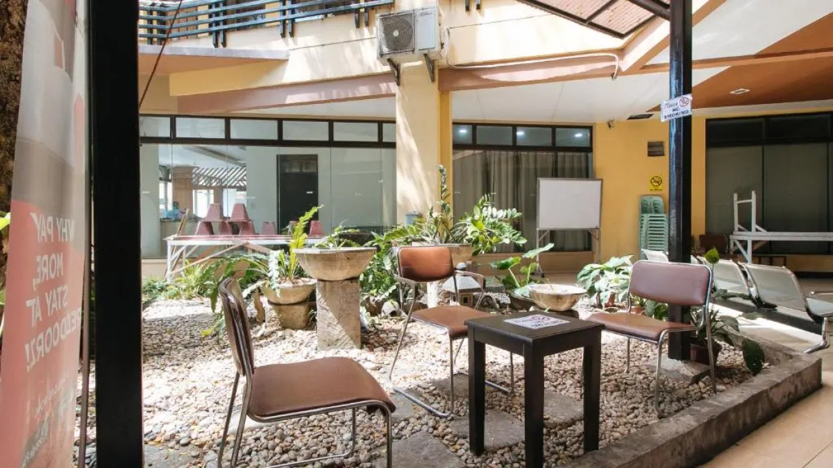 RedDoorz @ Arzo Hotel Grand Lodge