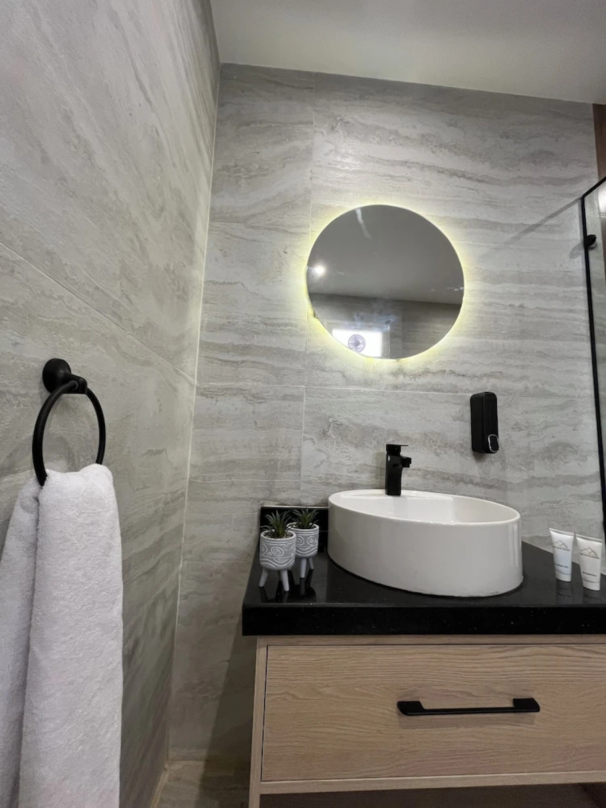 The Gate Hotel Front Pyramids & Sphinx View