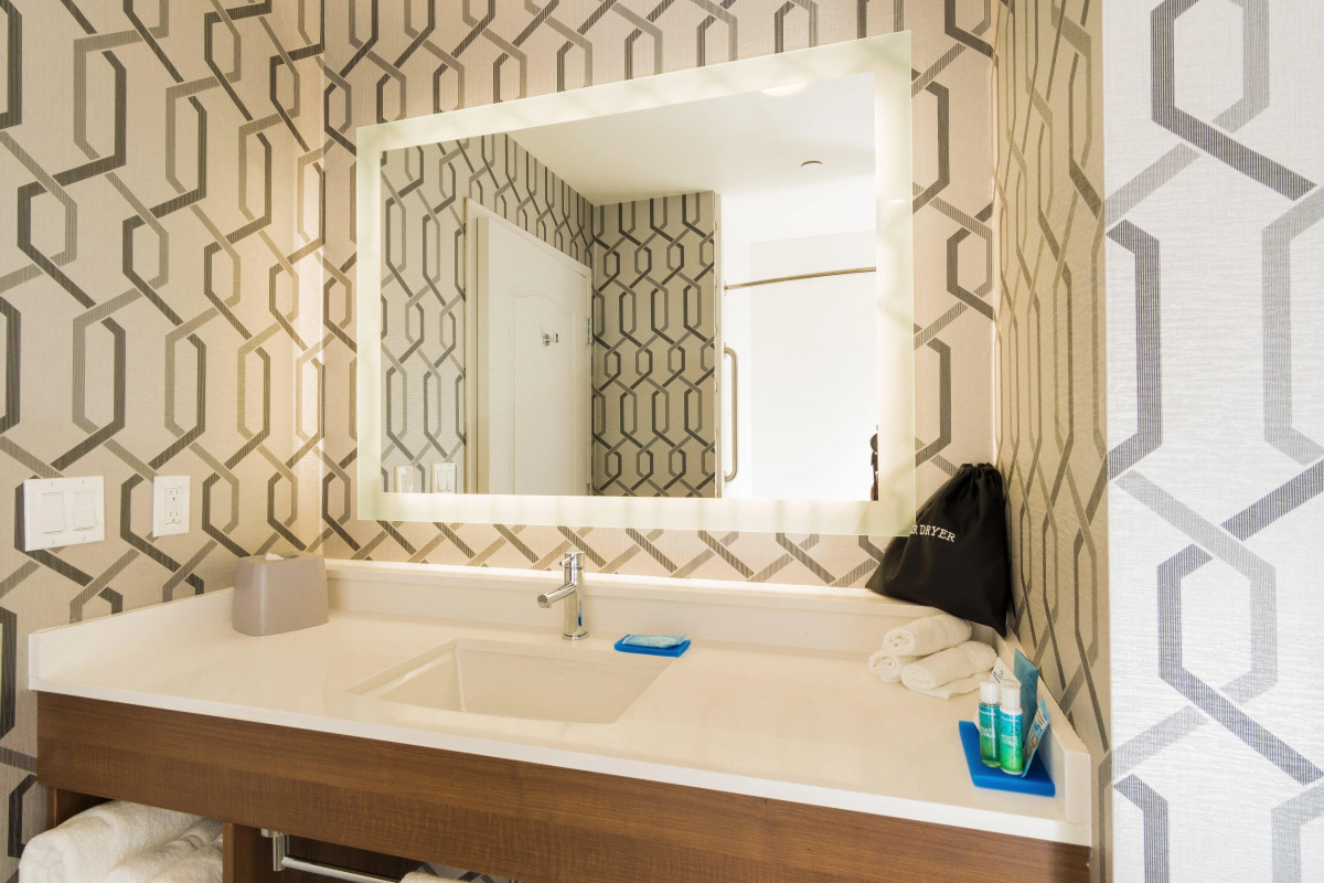 Holiday Inn Express & Suites Hollywood Walk Of Fame