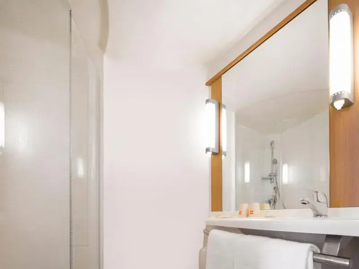 Hanting Guangzhou Baiyun Station Huangshi West Rd