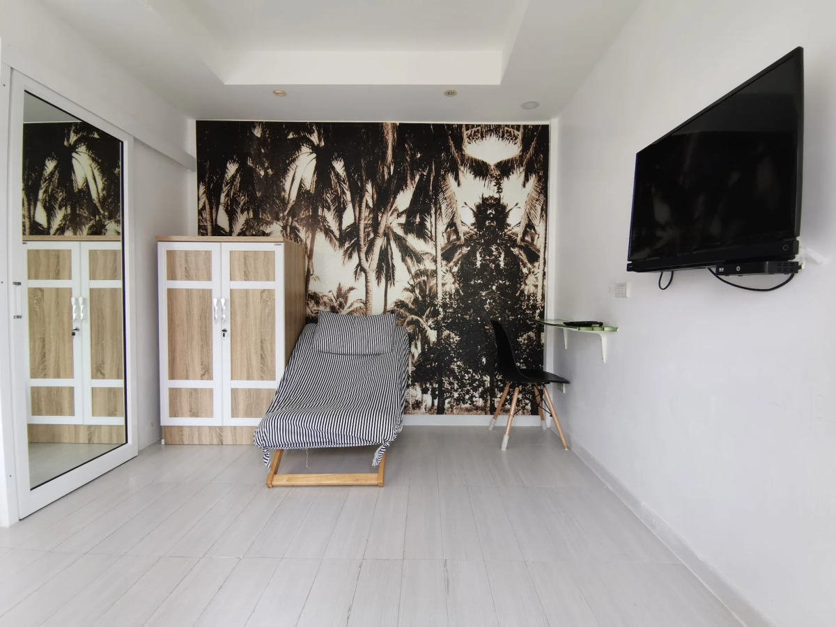 1715 House - White Rhino