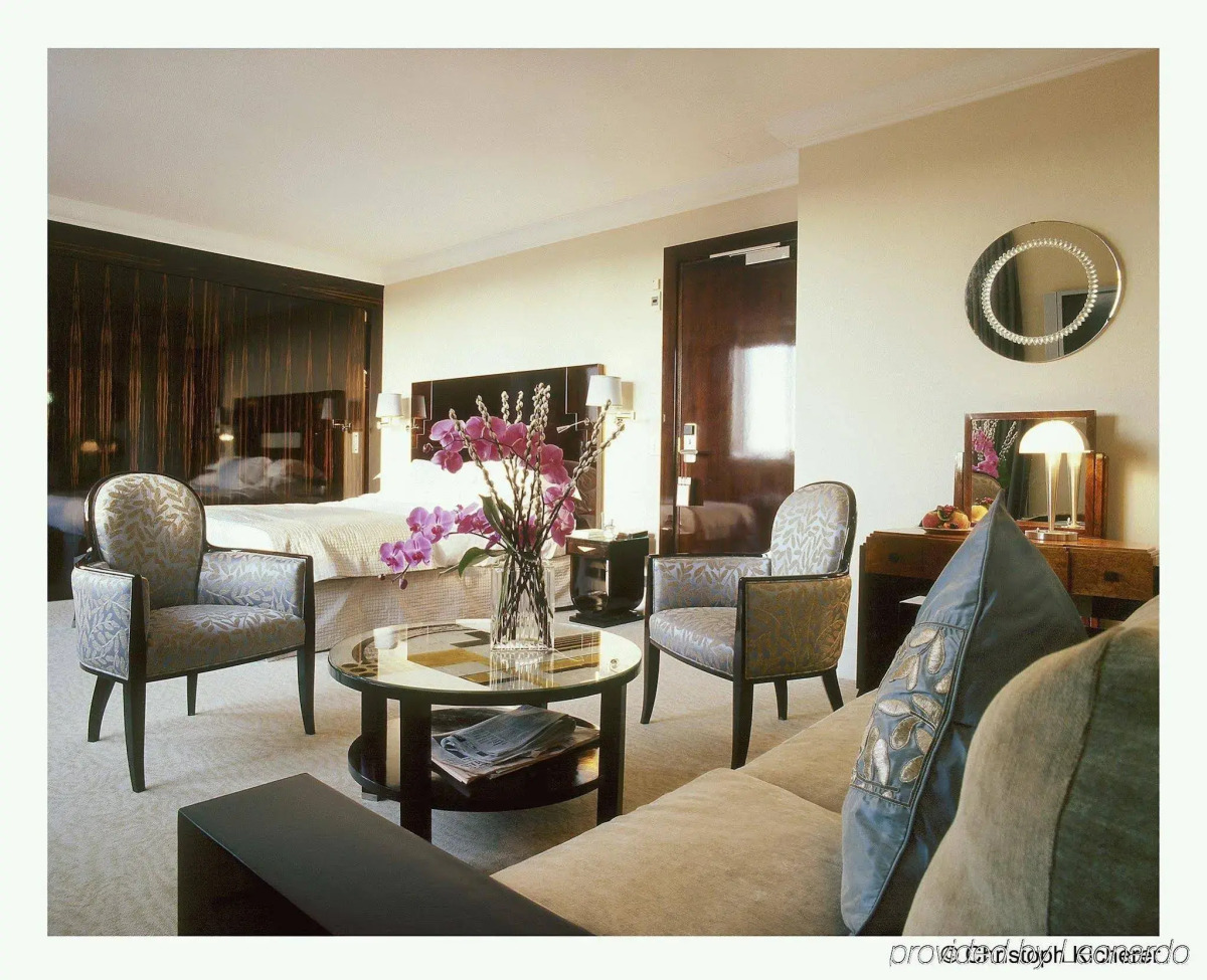 Отель Plaza Athenee