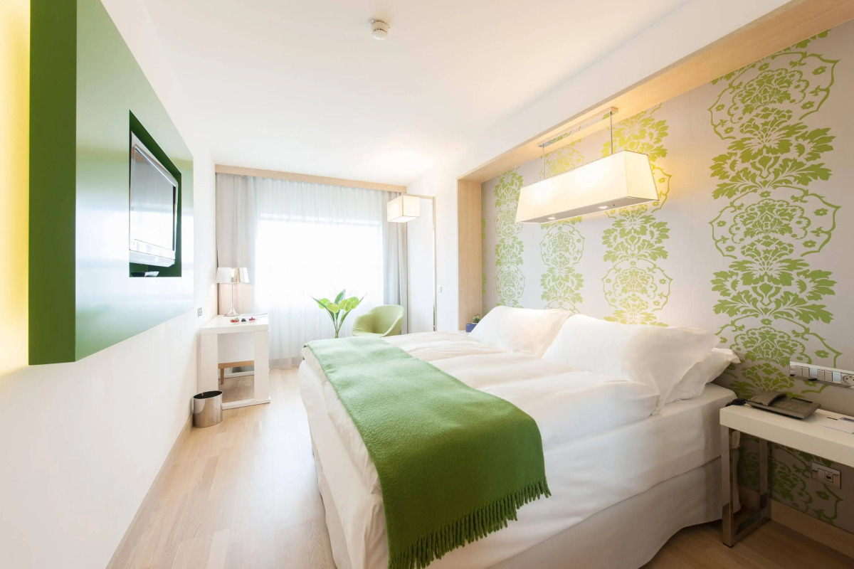 Отель Occidental Praha Five